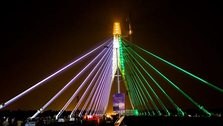 Most Signature Bridge v Delhi zažiaril na svojom inauguračnom večeri vďaka LED osvetleniu