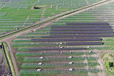 Nevadí málo svetla ani extrémny sneh v zime. Veľká fotovoltická elektráreň rastie v Nórsku