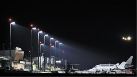LED osvetlenie parkovacej plochy pre lietadlá na letisku v Innsbrucku