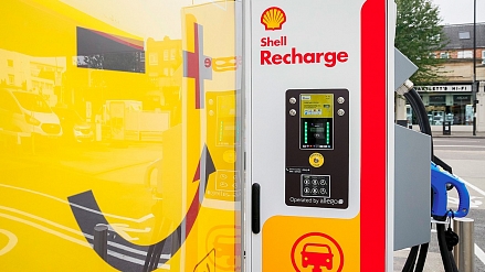 Spoločnosť Shell v Nemecku zdvojnásobuje ultrarapidné nabíjacie stanice
