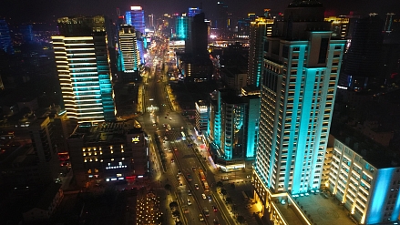 Čínske mrakodrapy premenené na gigantické umelecké diela vďaka novému LED osvetleniu