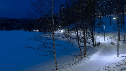 Verejné LED osvetlenie chodníka pri jazere Sognsvann