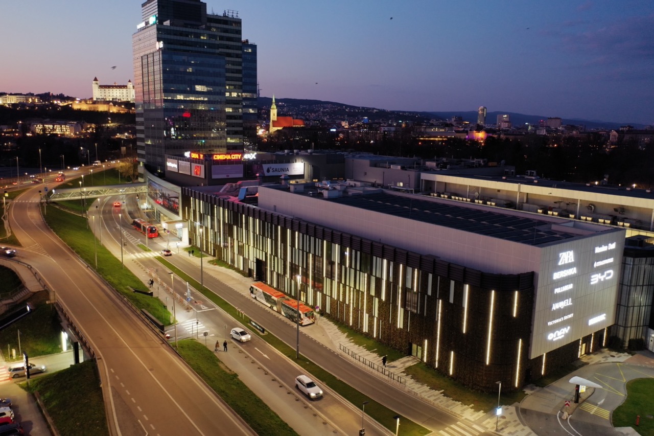 Iluminácia zelenej fasády OC AUPARK Bratislava