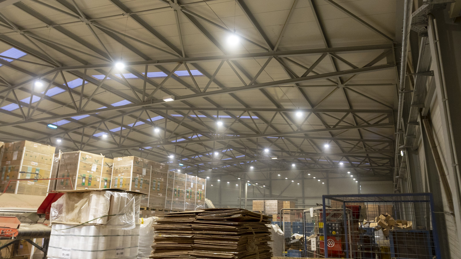 LED osvetlenie výrobnej haly a skladov