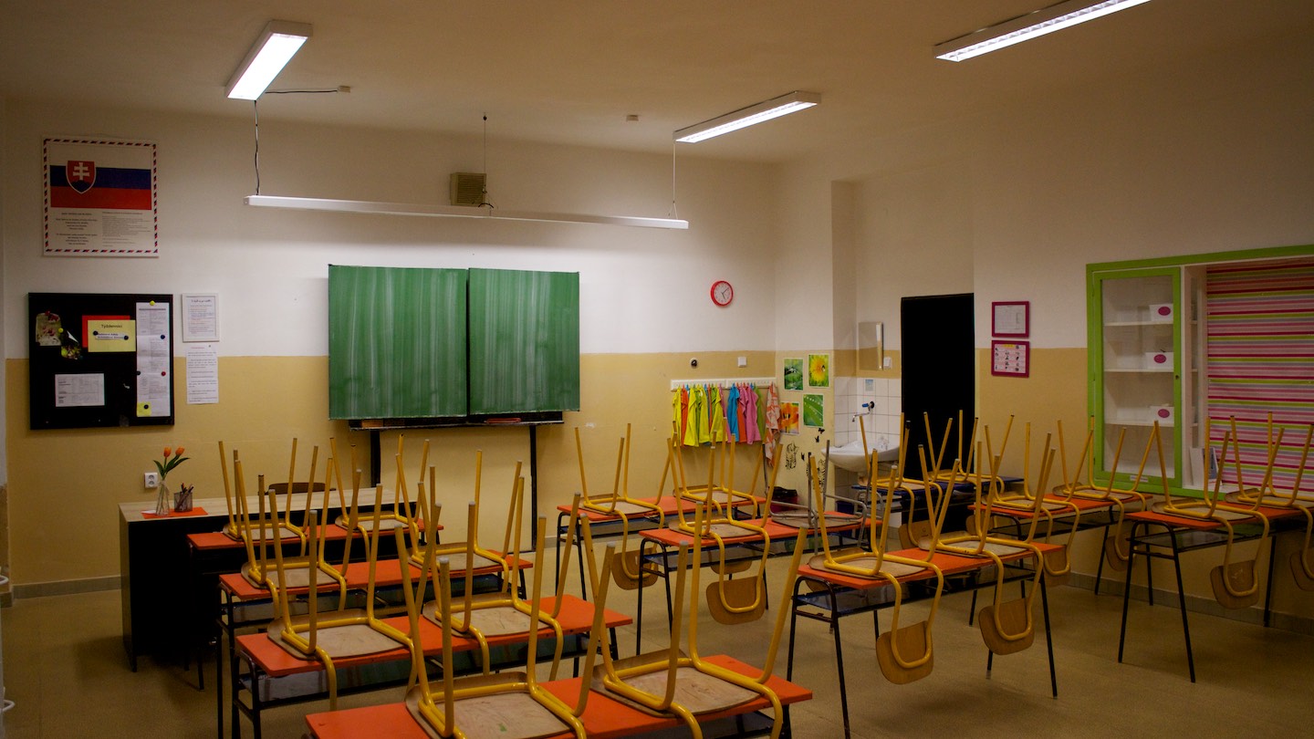 Modernization of illuminance in elementary school